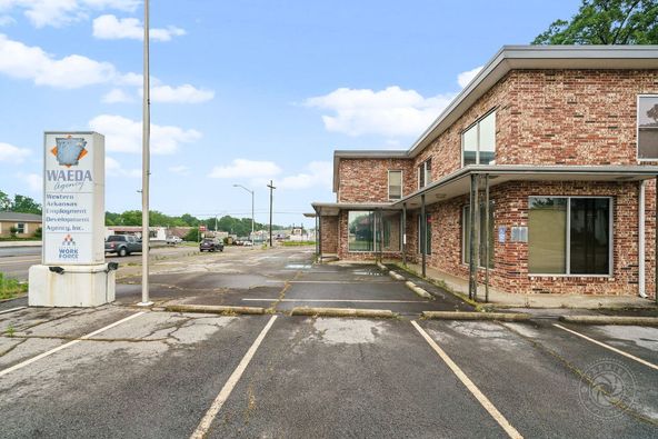 Office For Sale: 1500 Main St, Van Buren, AR 72956